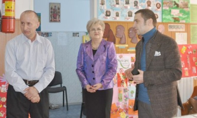 Primarul din Mangalia a cumpărat un panou cu mărţişoare realizate de elevi